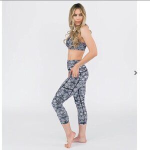 Zyia Active Cobra Snakeskin Pocket Light n Tight Hi-Rise Capri Legging Size‎ 2